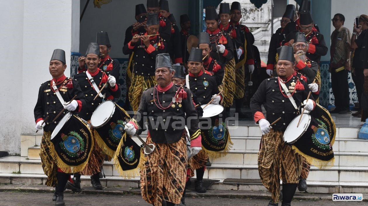 Barisan prajurit Karaton Surakarta Hadiningrat mengawal kirab sakral Grebeg Besar Iduladha 2026 yang dipimpin langsung Pakubuwono XIV Kamis 28 Mei 2026